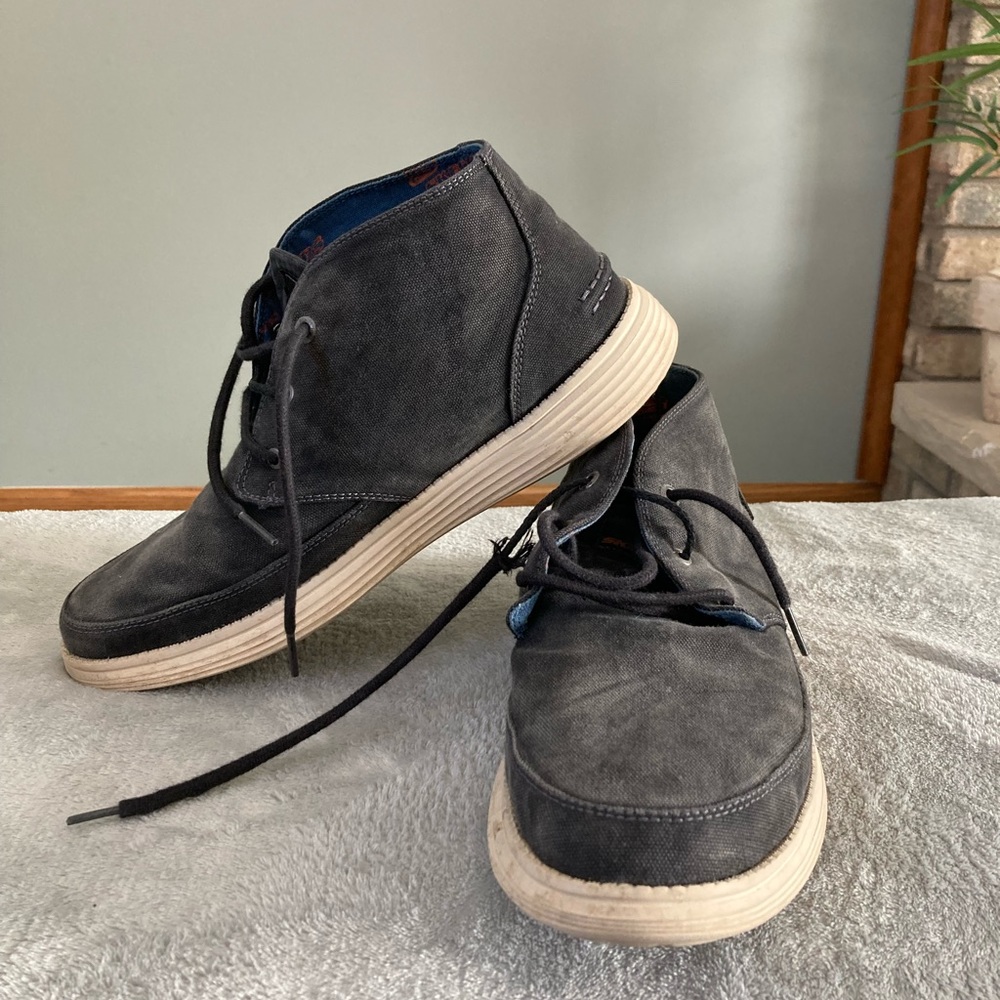 Skechers mens hi top casual shoe.  Size 10.